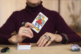 Tarot diário: o que as cartas revelam sobre seus sentimentos e escolhas