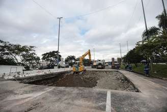 Cratera que reapareceu na marginal Tietê na madrugada de domingo: obras devem durar um mês.