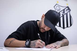 Neymar assinando com o Santos 