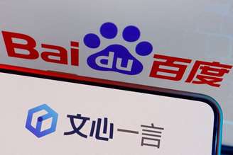 Logotipo do chatbot de IA Ernie da Baidu é exibido perto de uma tela que mostra o logotipo da Baidu
28/06/2023
REUTERS/Florence Lo/Foto ilustrativa