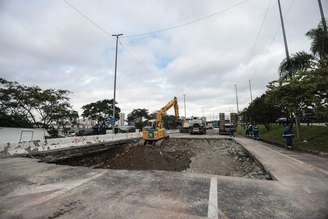 Após um mês, cratera reabriu na madrugada do dia 11 de maio na Marginal Tietê.