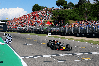 Max Verstappen cruza a linha de chegada em primeiro no GP da Emilia-Romagna