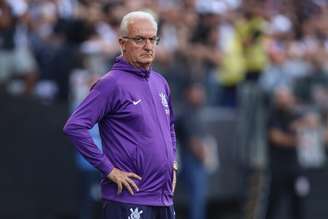 Dorival Júnior exalta elenco, mas admite busca por reforços: ‘Trocamos ideia a todo momento’