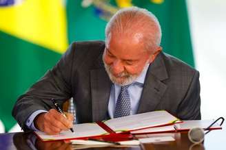 Lula assinou nesta segunda-feira o novo marco regulatório da EAD.