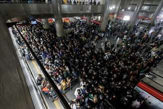 Movimentação de passageiros na estação Sé; linhas 2-Verde e 3-Vermelha vão receber agentes para auxiliar funcionários no embarque e desembarque das plataformas.