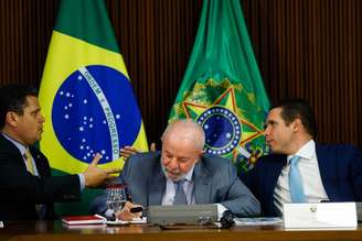 Lula assina MP da reforma do setor elétrico, na presença dos presidentes do Senado (Davi Alcolumbre) e da Câmara (Hugo Motta)