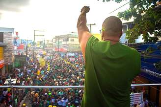 Parece Carnaval, mas é samba junino no trio elétrico, arrastando milhares de pessoas em Cajazeiras, o bairro mais populoso de Salvador.
