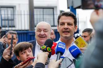 Eduardo Pimentel, prefeito de Curitiba, ao lado do ex-prefeito Rafael Greca