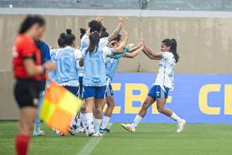 Jogadoras do Cruzeiro comemorando o gol
