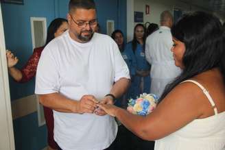 Casamento de Bruna Costa durante internação no Hospital Municipal Albert Schweitzer (HMAS), em Realengo (RJ)