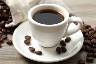 O café oferece diversos benefícios para o organismo, mas deve ser consumido com moderação para evitar malefícios