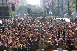 Movimentação do público no palco principal do Vale do Anhangabaú na Virada Cultural, em São Paulo, em 25 de maio de 2025 (domingo).
