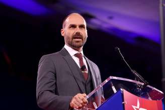 Eduardo Bolsonaro durante discurso no CPAC, em fevereiro de 2025