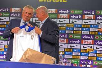 Scolari entrega camisa da seleção a Ancelotti
