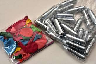 Usuários utilizam pequenos cilindros de metal com o gás e o inalam por meio de balões