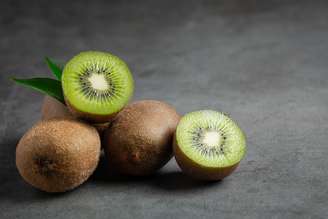 Kiwi oferece muitos benefícios à saúde e ajuda no emagrecimento