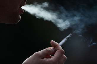 Cigarro passa por proibições na França