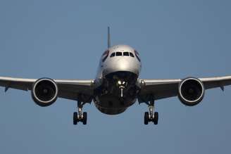 Um Boeing 787-8 Dreamliner da British Airways se aproxima do Aeroporto Internacional de San Diego para pousar vindo de Londres em 9 de maio de 2025, em San Diego, Califórnia.