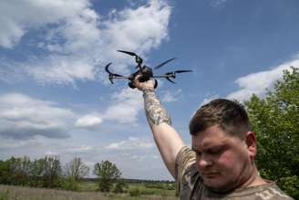 Militar ucraniano soltando drone FPV em zona de guerra