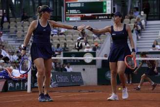 Timea e Luisa fizeram jogo equilibrado com a dupla número 1 do mundo (Pierre Froger / FFT)