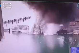 Agentes minaram os pilares da estrutura e, sem vítimas civis, acionaram os dispositivos