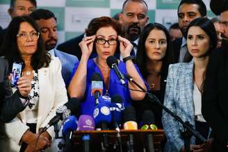 Carla Zambelli em entrevista na Câmara em fevereiro