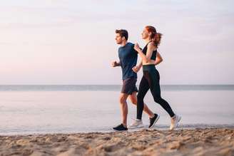 Correr na areia ajuda a fortalecer os músculos