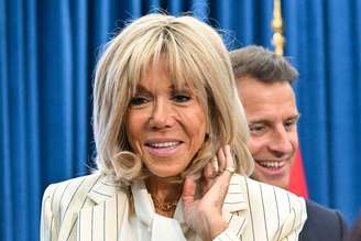 Brigitte Macron e seu marido, o presidente francês Emmanuel Macron, visitam a Universidade de Ciência e Tecnologia em Hanói em 27 de maio de 2025.