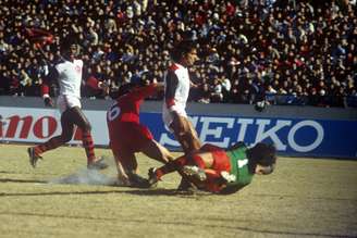 Adílio e Lico no lance do segundo gol flamenguista na partida