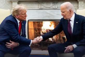 Trump e Biden se cumprimentam