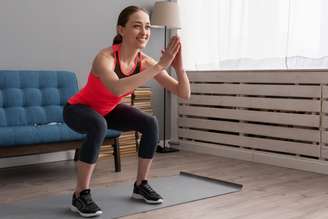 Os exercícios funcionais envolvem movimentos variados que estimulam o corpo de forma global