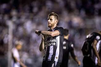 Aylon celebrando gol pelo Ceará 