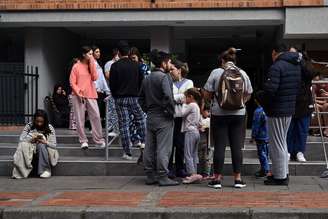 População deixa residências após forte terremoto em Bogotá neste domingo