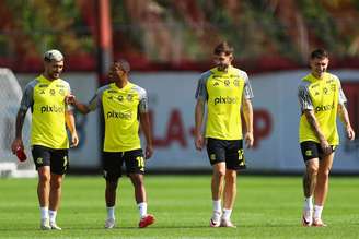 Arrascaeta e De La Cruz em treino do Flamengo