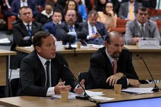 Mauro Cid ao microfone com Jair Bolsonaro ao fundo