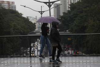 Pedestres enfrentam clima frio e chuvoso no Viaduto Santa Generosa, na região do metrô Paraíso, na zona sul de São Paulo, com termômetros marcando 17°C, nesta tarde de segunda-feira, 09. A expectativa é de mais precipitações ao longo da semana e também dias mais frios