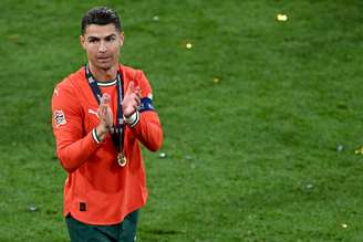 Cristiano Ronaldo, de Portugal, atravessa o campo com a medalha de ouro após a cerimônia de premiação da Liga das Nações