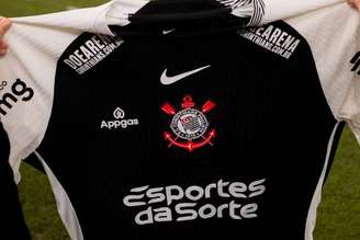 Camisa com escudo do Corinthians
