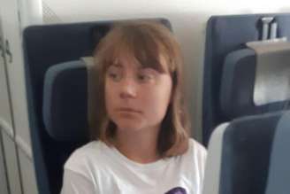 Greta Thunberg em avião com destino à França