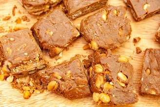 Pé-de-moleque com chocolate