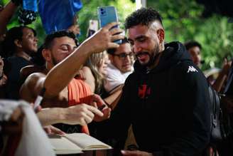 Payet atendendo torcedores do Vasco (Foto: Matheus Lima/Vasco)