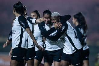 Jogadoras do Corinthians comemoram gol da vitória