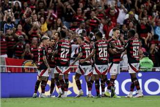Jogadores do Flamengo cumprimentam Arrascaeta após meia marcar um gol contra o Fortaleza (Foto: Gilvan de Souza/Flamengo)