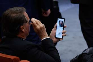 Bolsonaro manda selfie para Michelle durante interrogatório