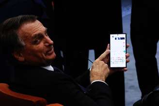 Jair Bolsonaro troca mensagens com Michelle durante interrogatório