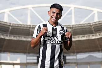 Thiago Almada em sua chegada ao Botafogo em 2024