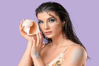 Tons azulados, pele iluminada e brilho molhado compõem o look conhecido como mermaidcore