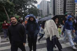 Registro de dia em que paulistanos enfrentaram frio e chuva na cidade de São Paulo.