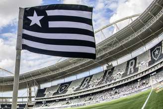 Escudo do Botafogo na bandeirinha de escanteio do Estádio Nilton Santos