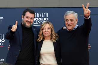 Giorgia Meloni entre os vice-premiês Matteo Salvini e Antonio Tajani